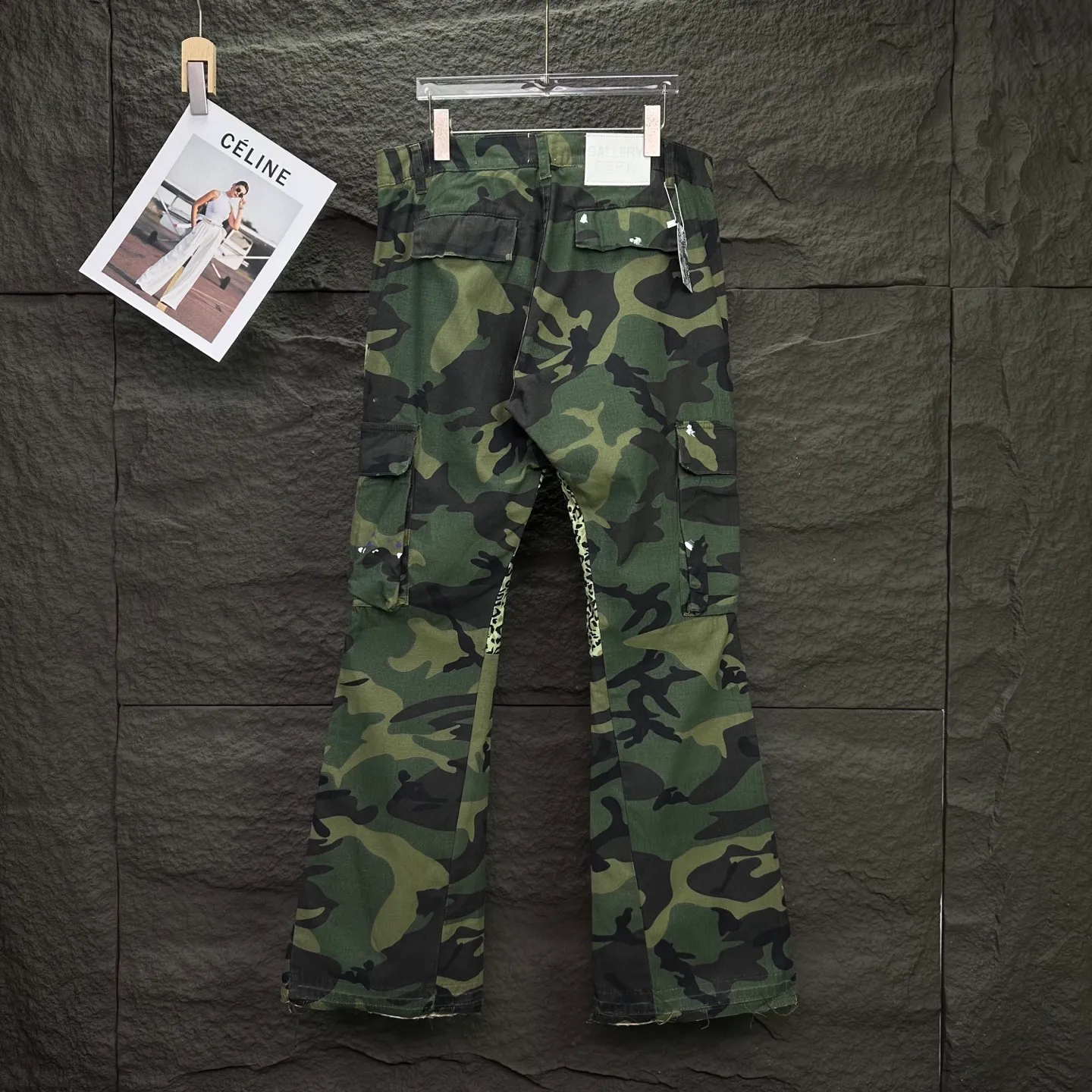 P250 GALLERY DEPT. 2025 new camouflage patchwork hand-painted multi-pocket couple style loose bootcut jeans 🔥High version🔥High version🔥Top ceiling quality Styles with different washed textures, very friendly to people with thin legs and thick legs, the bootcut version is very flattering to the leg shape Moderate length that never goes out of style, easy to match with casually, basic styling for various styles, a must-have in the wardrobe! The fabric is stiff but also makes the upper body soft without losing texture. The washing process is even more perfect. It is a must-have item for everyone! ! ! Washed wheat, hang tag, pants label, complete with three labels Color: camouflage green Size: 28, 30, 32, 34, 36 (five sizes)